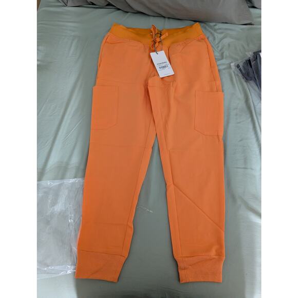 Mandala Women's Curved V-Neck Top and Jogger  Cantaloupe Set - Size S - Picture 1 of 10